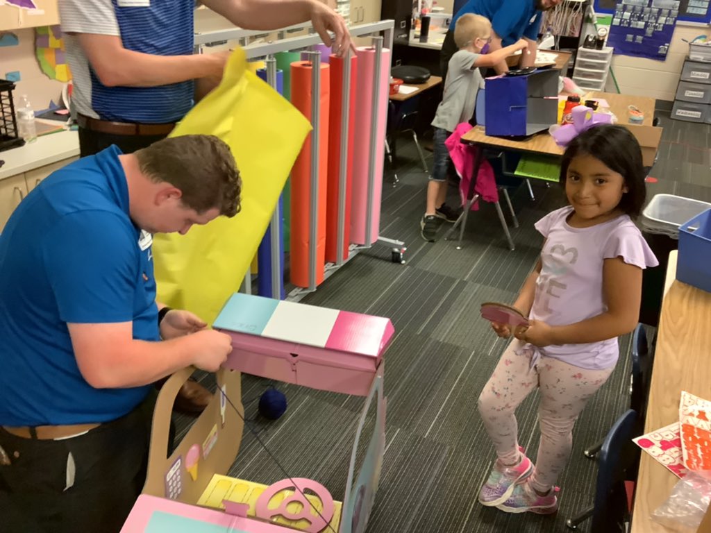 RocketsRR's tweet photo. Wonderful to have @OlatheSubaru here at school today to help create #Kindy500 #cars for our #kindergartners as they prepare to #racetofirstgrade. Love the #communitysupport. 💙🚀❤️ 
🚔🚘🚖🚒🚜🛻#subaru #opsmomentsthatmatter @olatheschools @subaru_usa https://t.co/0UzED6cFHv