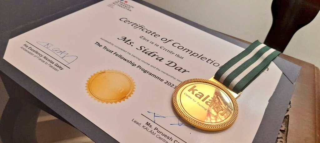 SidrahDar's tweet photo. میرے لئے یہ اعزاز ہے کہ میں  @FranceinPak اور @AgahiAwards کے اشتراک سے ہونے والی #TrustFellowshipProgram کی پہلی دو صحافیوں میں شامل ہوں جنھیں صحافت کو درپیش چیلنجز کو سمجھنے اور تحقیق کو جدید انداز سے کرنے کا موقع ملا مستقبل میں یہ پروگرام مزید صحافیوں کے لئے بہترین ثابت ہوگا۔ https://t.co/6ZRUgQuIDe