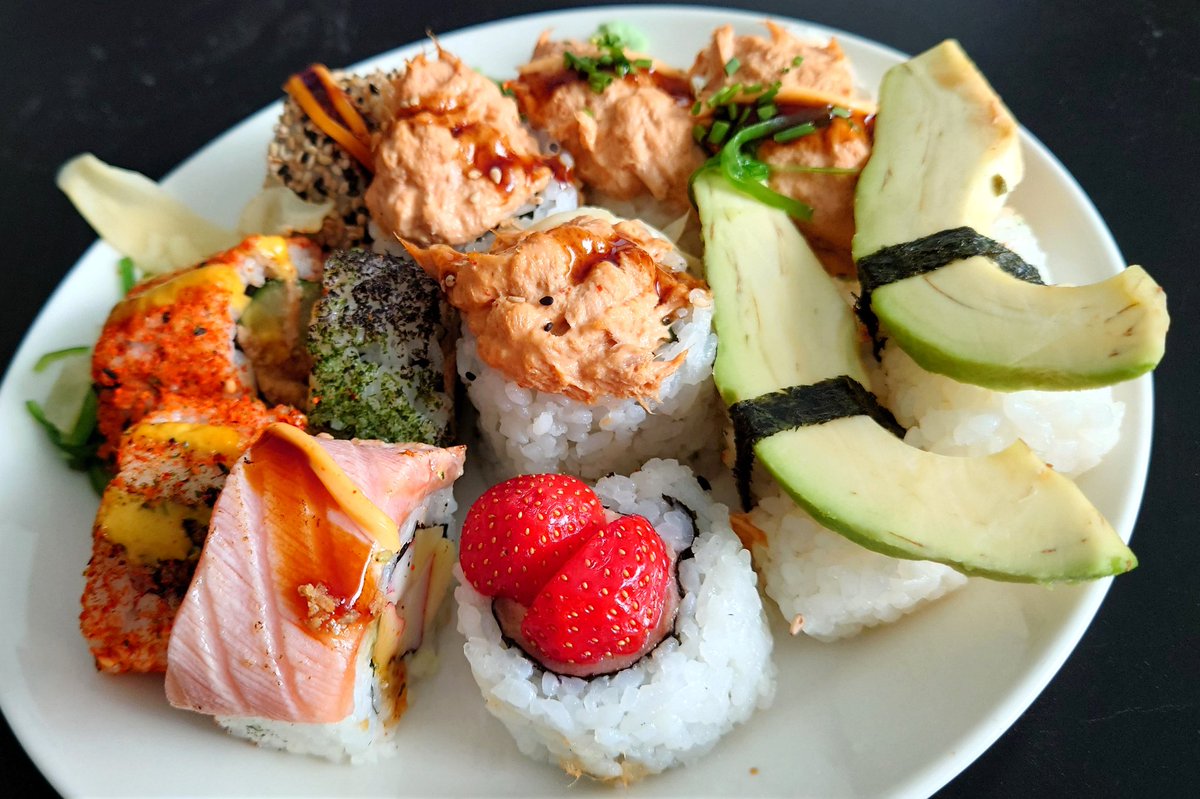 SampsaKettunen's tweet photo. Jälkiruualta kuulostava banaani-uramaki mansikoilla ei ollut yhtään huono.

#sushi #banaaniuramaki #prisma #itsudemo https://t.co/hUCVVhqvY9