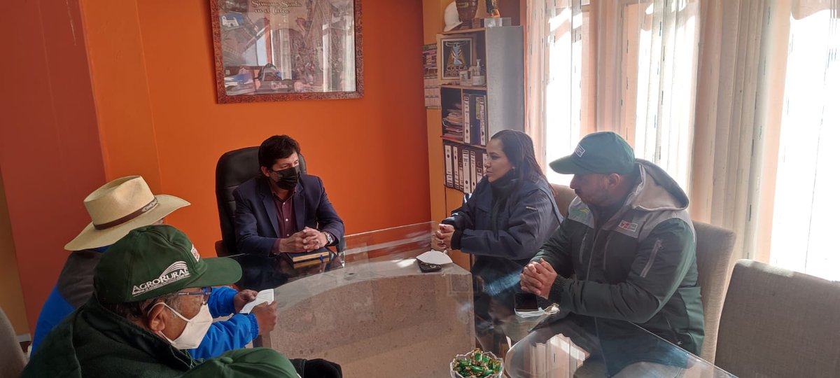 agroruralPER's tweet photo. #AEstaHora| La ing. Mireila, Delgado, jefa de la Subunidad de Siembra y Cosecha de Agua de #AgroRural, sostuvo una reunión de coordinación con los alcades Fredy Terán y Álvaro Cáceres, de #Coporaque y #Caylloma en #Arequipa. https://t.co/JVax5DfZlw