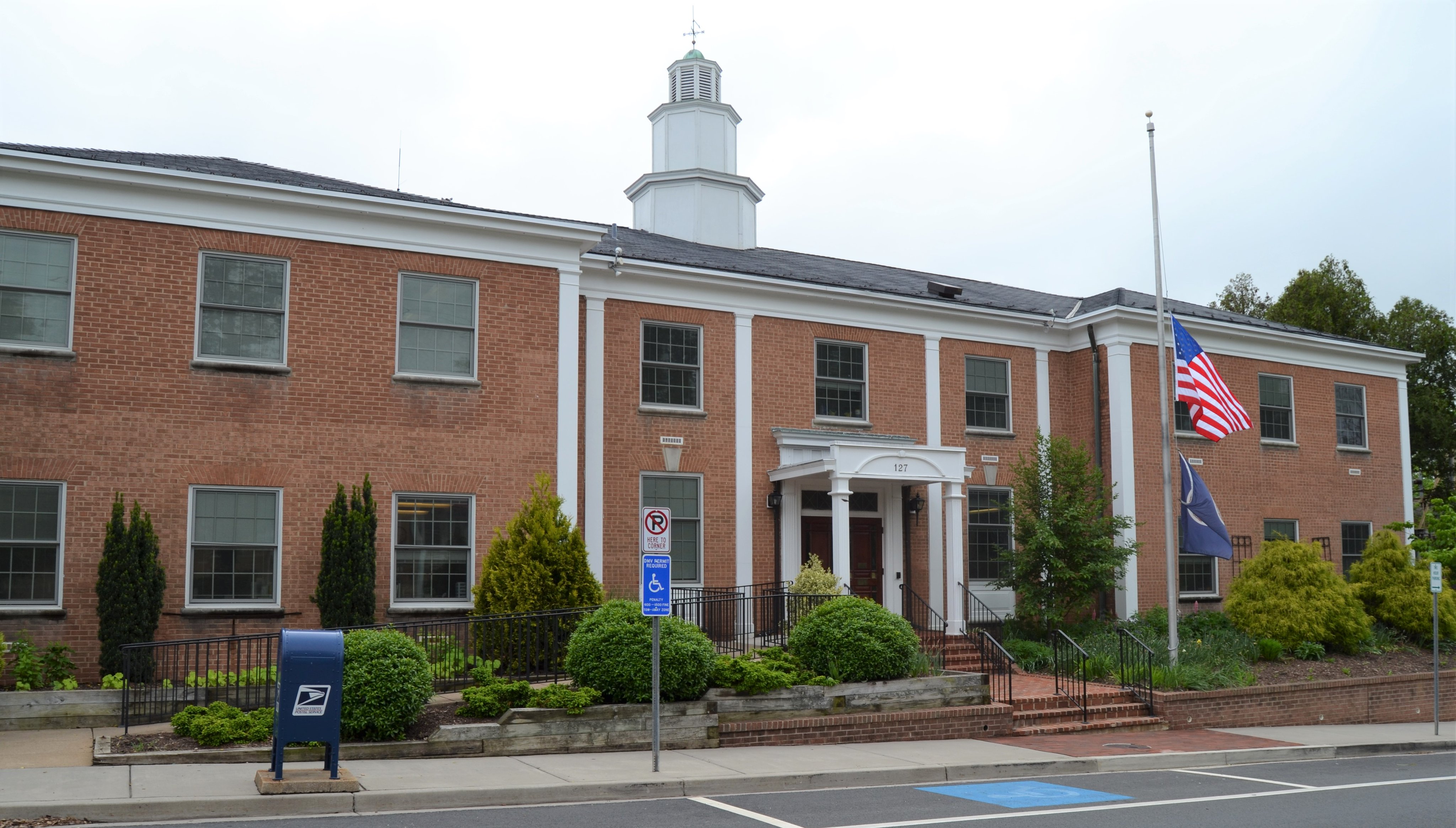 Town Of Vienna Va Today In Vienna We Pause To Remember The One Million American Lives Lost To Covid 19 The Flags At Town Hall Will Be Flown At Half Staff Until