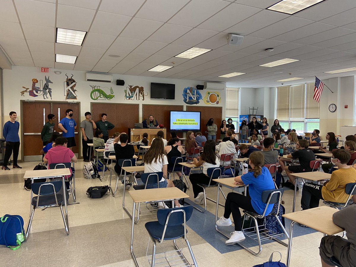 MsHeymanMusic's tweet photo. Thank you SO MUCH to Mrs. Rizzo and some high school chorus students for visiting 7th &amp; 8th grade chorus today. We had a blast singing together &amp; it was a joy for me to see my former students still singing! 💕 🎶 🎤 https://t.co/AWD4UuM6Iv