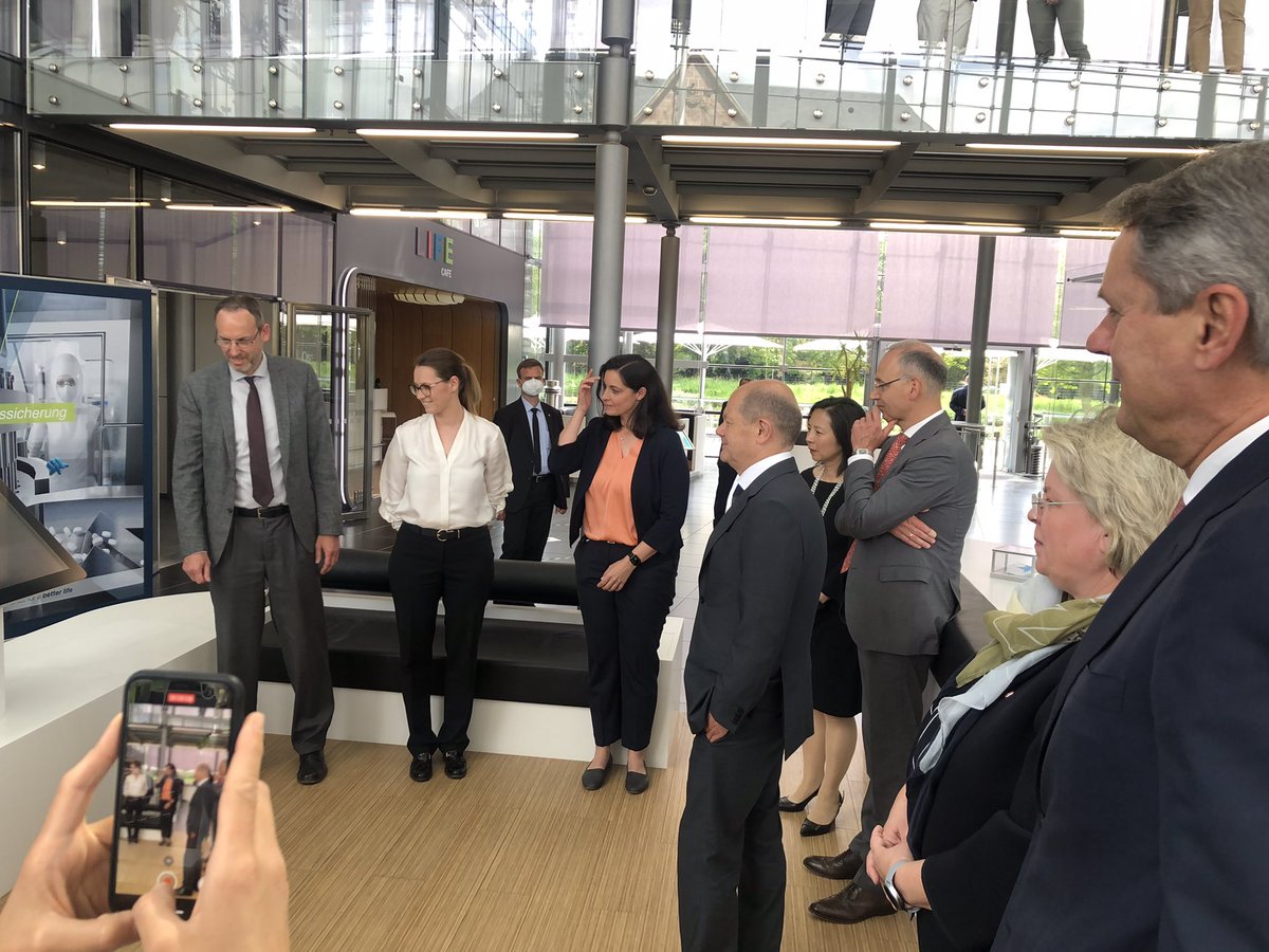 UlrikeTondorf's tweet photo. #Innovation is in our DNA!
Important day, today!
For @Bayer, it’s employees and #Leverkusen
The chancellor joined the inauguration of our new pharma plant.
#healthforall #hungerfornone #scienceforabetterlife #innovation #digitalization #TeamBayer #OneBayer https://t.co/xyzteKDdzY