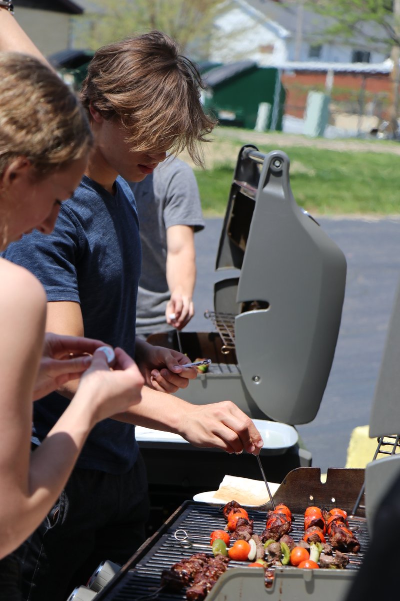 GrantBulldogs's tweet photo. Foods students went outside to enjoy the warm weather and grill kabobs! Despite the extra heat, it was a great way to spend the period. https://t.co/2nPGR6T7z7