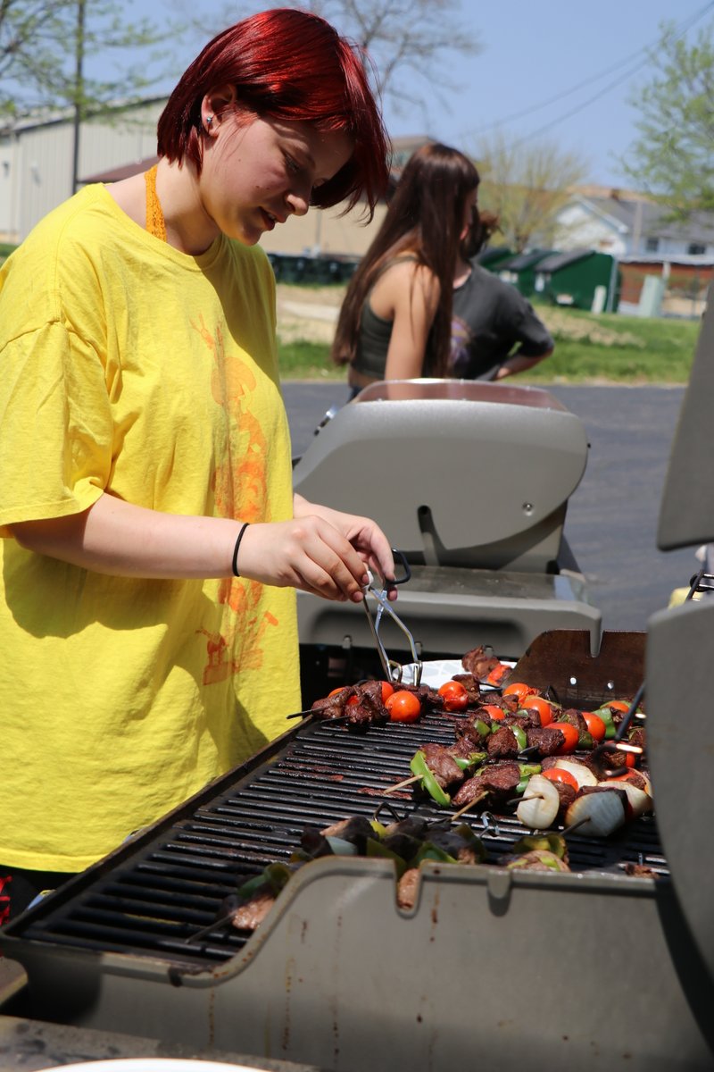 GrantBulldogs's tweet photo. Foods students went outside to enjoy the warm weather and grill kabobs! Despite the extra heat, it was a great way to spend the period. https://t.co/2nPGR6T7z7