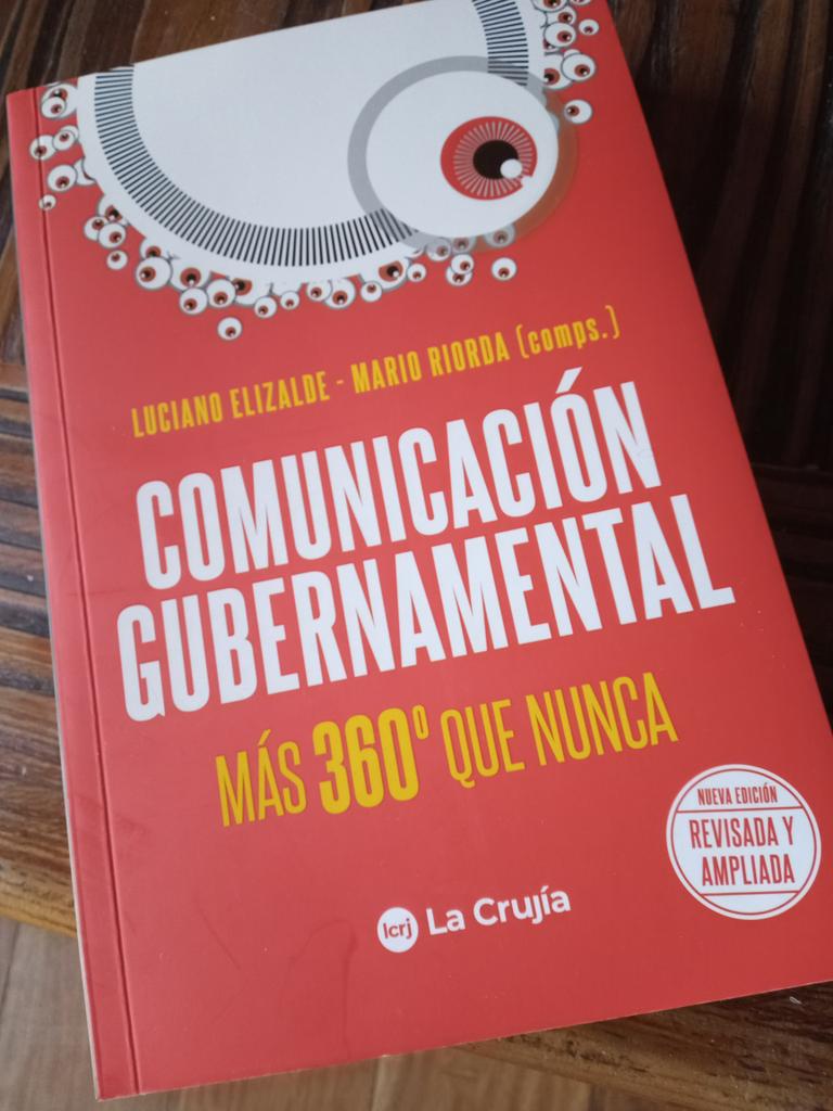 Hoy tuve el inmenso privilegio de que <a href="/ElizaldeLuciano/">Luciano H. Elizalde</a> me obsequiara con dedicatoria incluida su obra sobre comunicación gubernamental, una compilación en colaboración con <a href="/maRIOrioRDA/">maRIO rioRDA</a> y la firma de varios genios, como <a href="/titoavalos01/">Tito Avalos</a> o <a href="/alvarezteijeiro/">Carlos Álvarez Teijeiro</a>. A leerentonces. #Libros