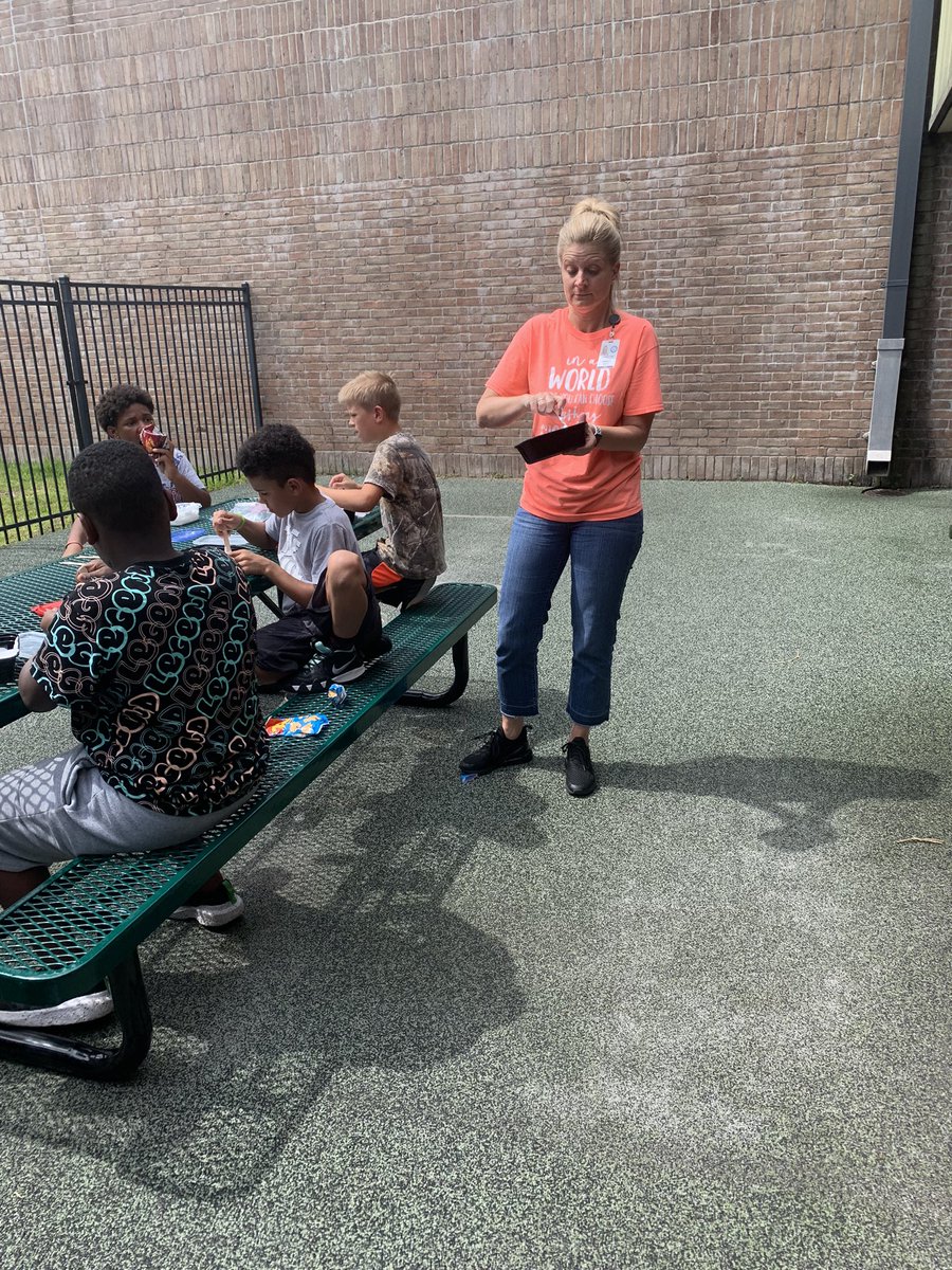 HBohlmeyer1's tweet photo. @Oaks4th students and @kimboUNT at  SLIME CLUB @HumbleISD_OE https://t.co/OtTr6vcUEP