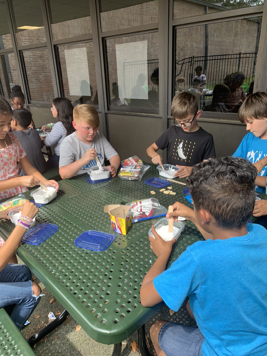 HBohlmeyer1's tweet photo. @Oaks4th students and @kimboUNT at  SLIME CLUB @HumbleISD_OE https://t.co/OtTr6vcUEP
