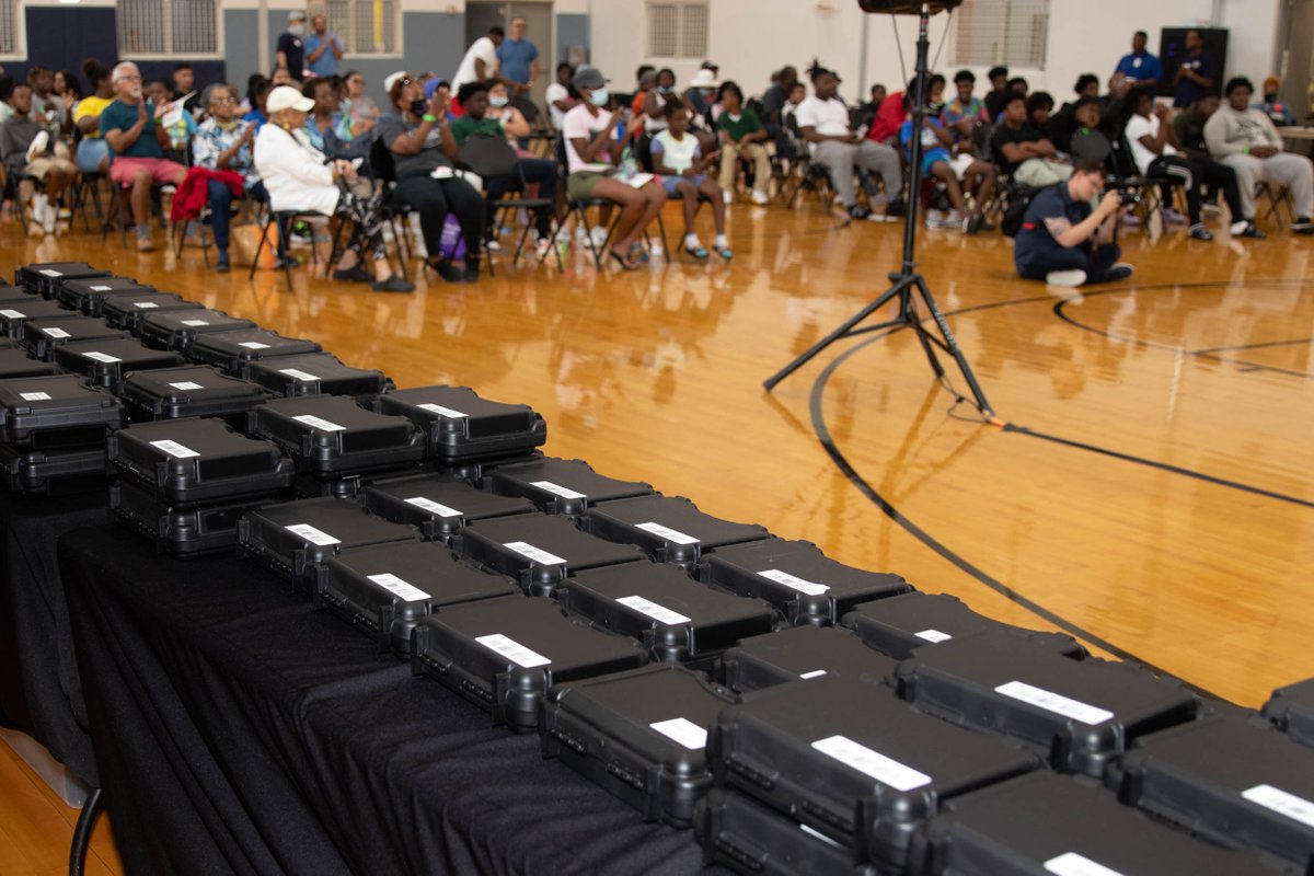 Helping close the #DigitalDivide is important work. Together with <a href="/harriscountypl/">Harris County Public Library</a>, we rolled out the largest #5G hotspot program in the nation, bridging the digital divide to 40K people in need. I’m extremely proud of the team behind this effort. Keep up the great work!