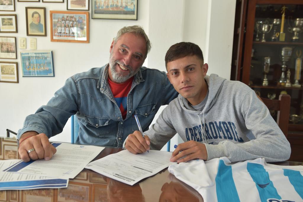 Profemacchi's tweet photo. Un nuevo Contrato Profesional fruto del proceso de juveniles.
@sergio_olano
Este es el camino.
Vamos por más.

#federala #futboljuvenil #futbolgualeguaychu https://t.co/eKfPcXd69F