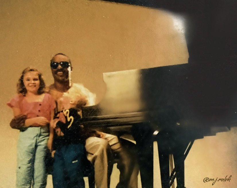 MindfulPosture's tweet photo. Happy Birthday 🎉🎈♥️ Stevie Wonder 5/13/22 Grateful 🙌🏽 to share pic of Jill @therealtor_jill w/ Stevie from (mid eighties) video of "I Just Called To Say I Love You"
🥰 #Iloveyou are the three magic words of healing.
❤️❤️❤️
#StevieWonder #PeterMcWilliams https://t.co/h7flX6K80p