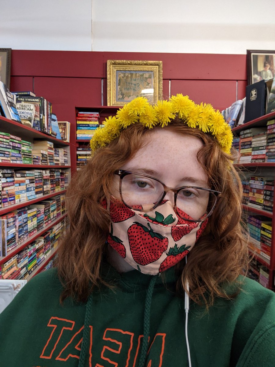 jessuckss's tweet photo. #foolsfriday my favorite colors are dark green and pale pink (and a lil yellow) so here's me wearing those colors to vintage stores ft. store cat climbing on me :) https://t.co/QFbE63jtsj