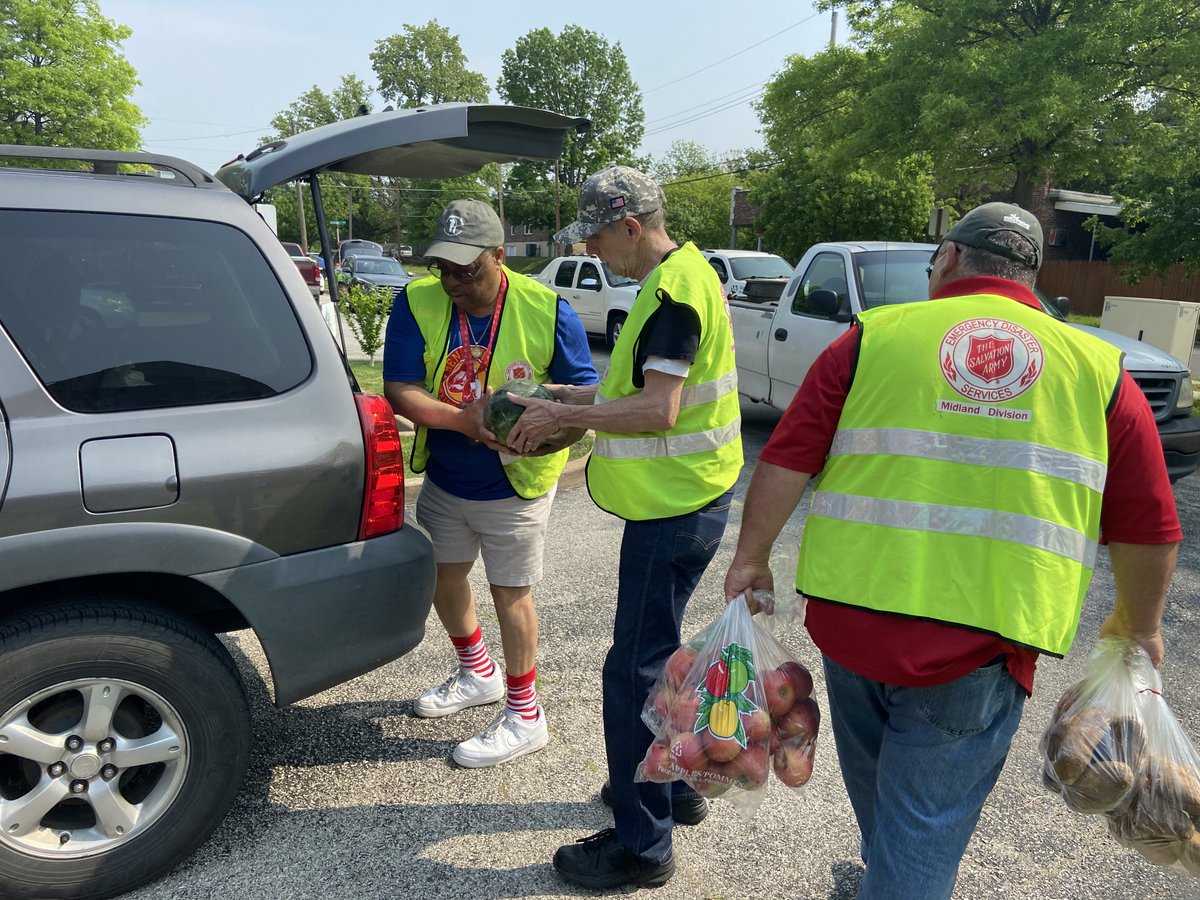 SalArmySTL's tweet photo. Food &amp; goods were provided to 85 veterans &amp; their families today by The Kaufman Fund &amp; The #SalvationArmy St. Louis during the “Food 4 Vets” drive-thru! We give a BIG THANKS to The Kaufman Fund for their donation they presented to us today.

Next #Food4Vets giveaway is 7/29! https://t.co/qM6FkEBino