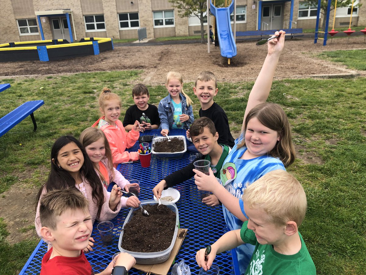 Callas1stGrade's tweet photo. Friday Fun planting our 🌻 seeds! @NewMonmouthElem @TaraGarzone @MTPSpride https://t.co/JrjnrVbboB