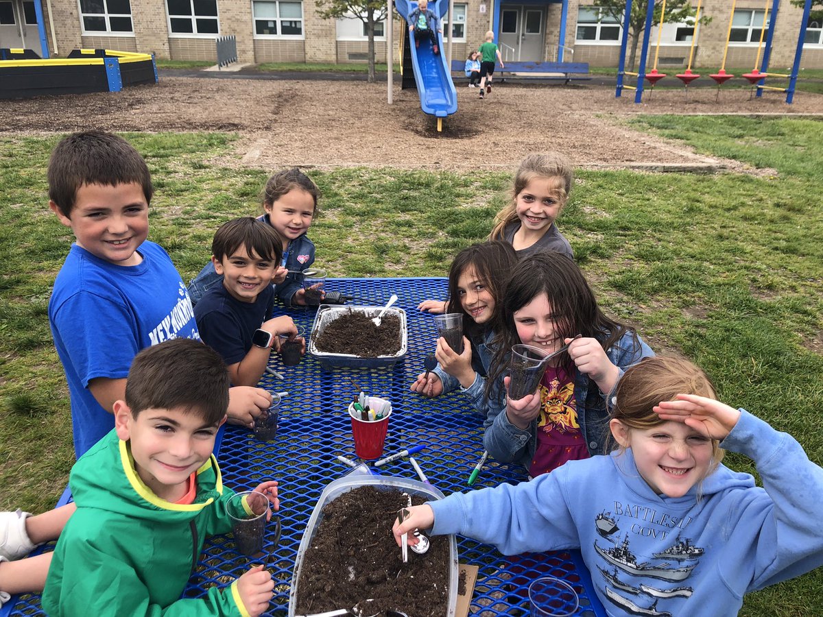 Callas1stGrade's tweet photo. Friday Fun planting our 🌻 seeds! @NewMonmouthElem @TaraGarzone @MTPSpride https://t.co/JrjnrVbboB
