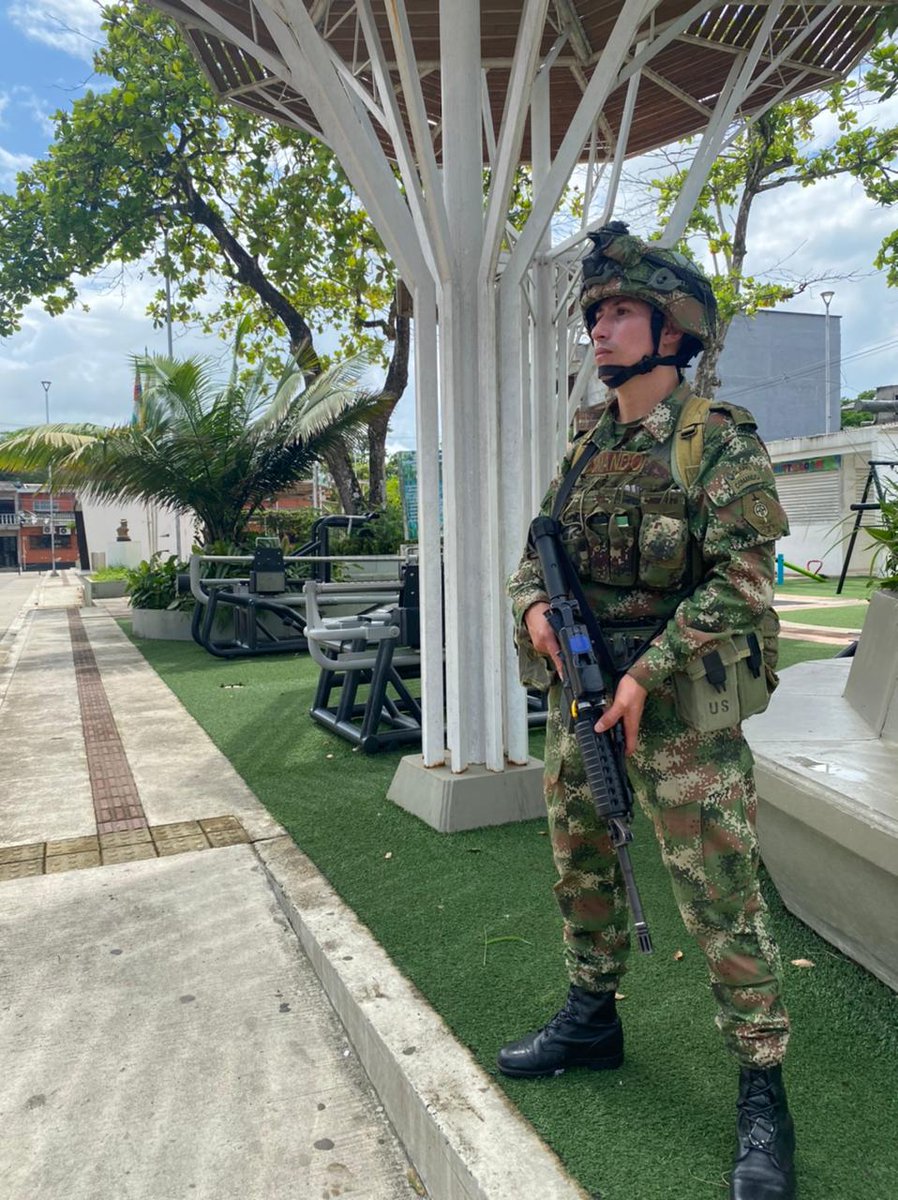 COL_EJERCITO's tweet photo. Con capacidades aéreas y terrestres de @Ejercito_Davaa #CONAT en apoyo a @Ejercito_Div7 #BR17 brindamos seguridad en la región del Urabá, zona de confluencia de los departamentos de #Antioquia, #Córdoba y #Chocó, acompañando la libre movilidad y la tranquilidad de sus habitantes. https://t.co/l4T2BAC88u