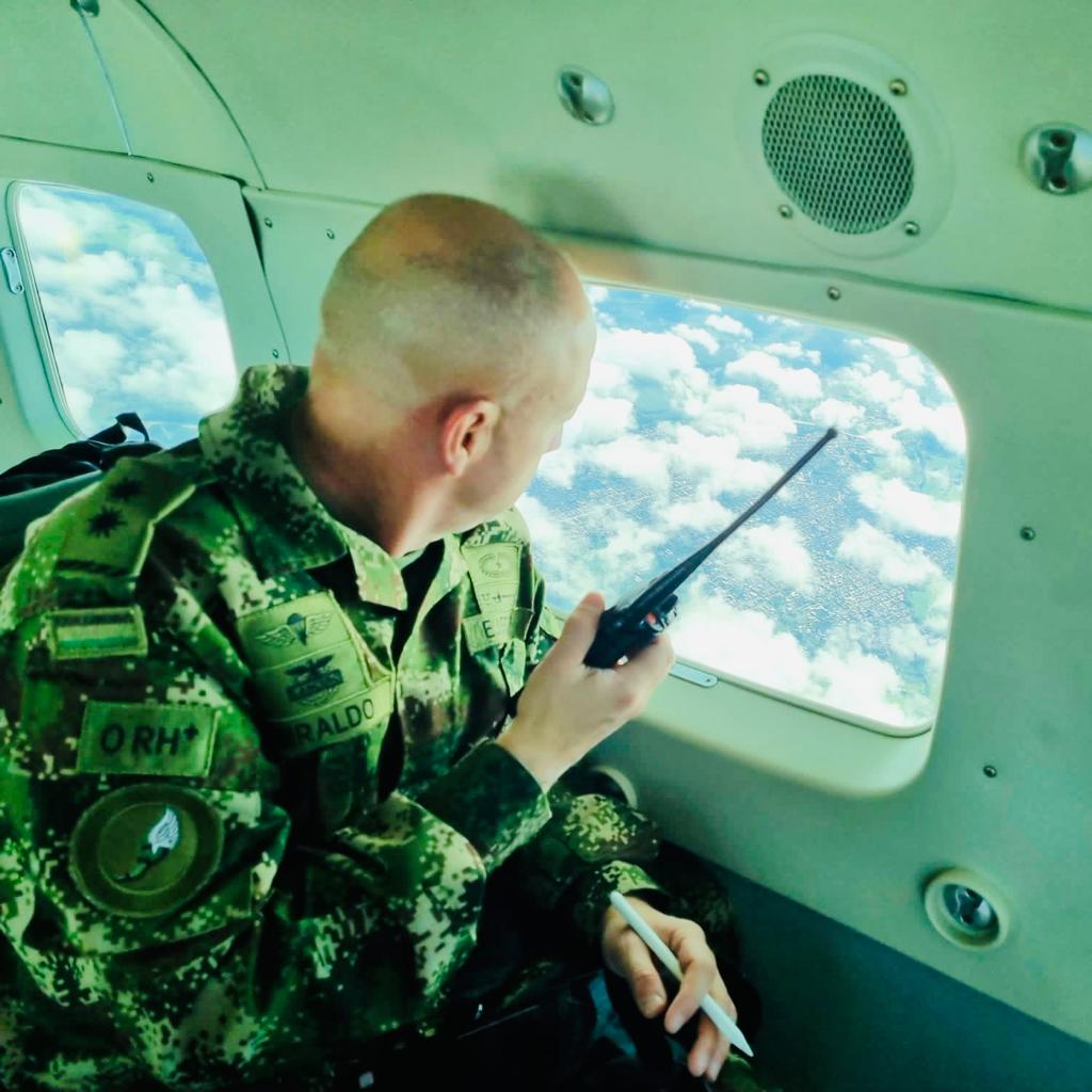 COL_EJERCITO's tweet photo. Con capacidades aéreas y terrestres de @Ejercito_Davaa #CONAT en apoyo a @Ejercito_Div7 #BR17 brindamos seguridad en la región del Urabá, zona de confluencia de los departamentos de #Antioquia, #Córdoba y #Chocó, acompañando la libre movilidad y la tranquilidad de sus habitantes. https://t.co/l4T2BAC88u