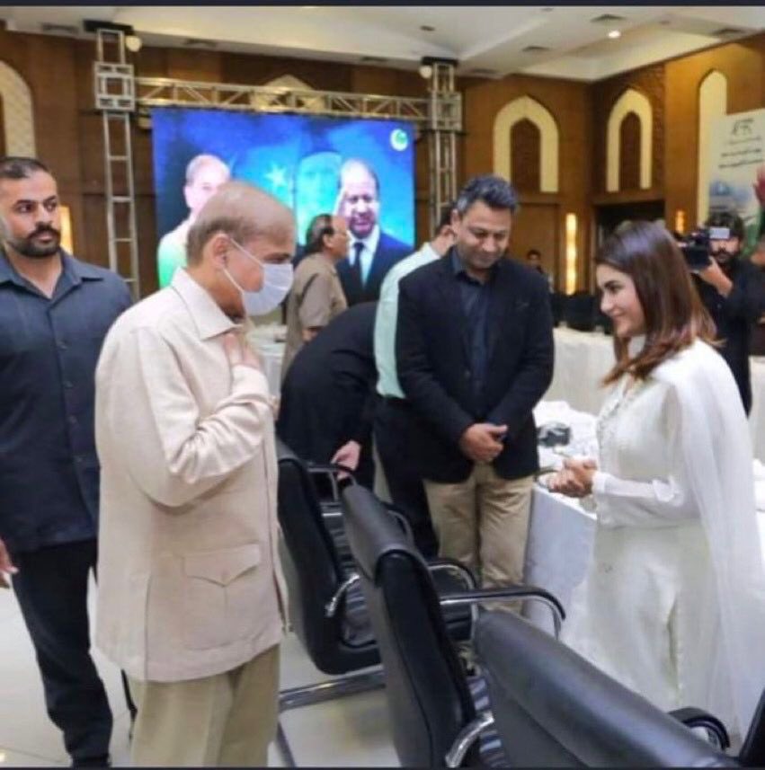 مسلۂ انکے مشیر بننے پر نہیں۔کھل کر جوئن کرتے ناں ن کو نیوٹرل بھائی۔ یہ کیا کہ سارا وقت نیوٹرل کھیلنا اور اندر سے گند کرنا۔اب چند ماہ کہ بعد یہ بضد ہوں گے ان کو صحافی بھی مانا جائے۔امید ہے مستقبل میں آپ صحافی بننے کی ایکٹنگ نہیں کریں گے۔