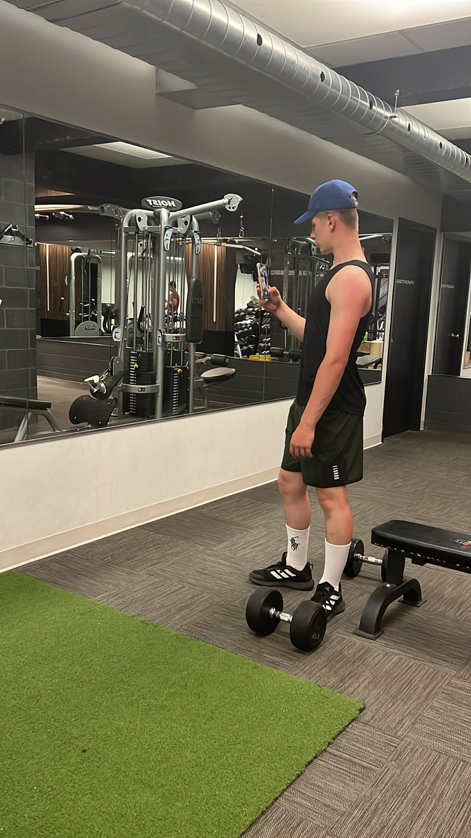 Ricklyeftn's tweet photo. This guy really goes to the gym before fncs 🥴@dr1pzftn https://t.co/vDdwhOcGSq