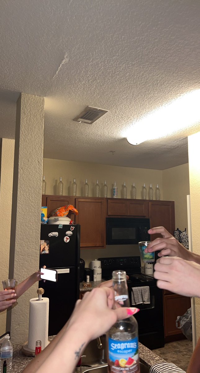 chloevparker's tweet photo. i don’t do shots😂 https://t.co/OOFsDwVgaG