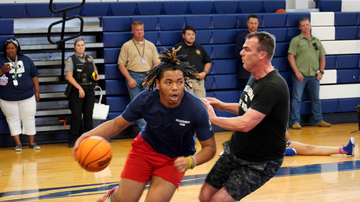GovStitt's tweet photo. Earlier this year two Senate pages challenged me to visit their school for a basketball game.

So today, @sec_walters and I played a little two-on-two against James Reed and Fa’khri Carter at Star Spencer!

They pulled off the upset win, but we had a great time! https://t.co/eSfmrfHS3d