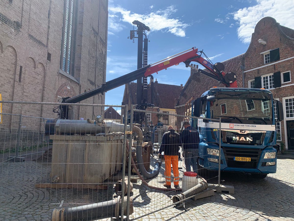 Boren van een brandblusbron in het centrum van Deventer vantongeren.nl
