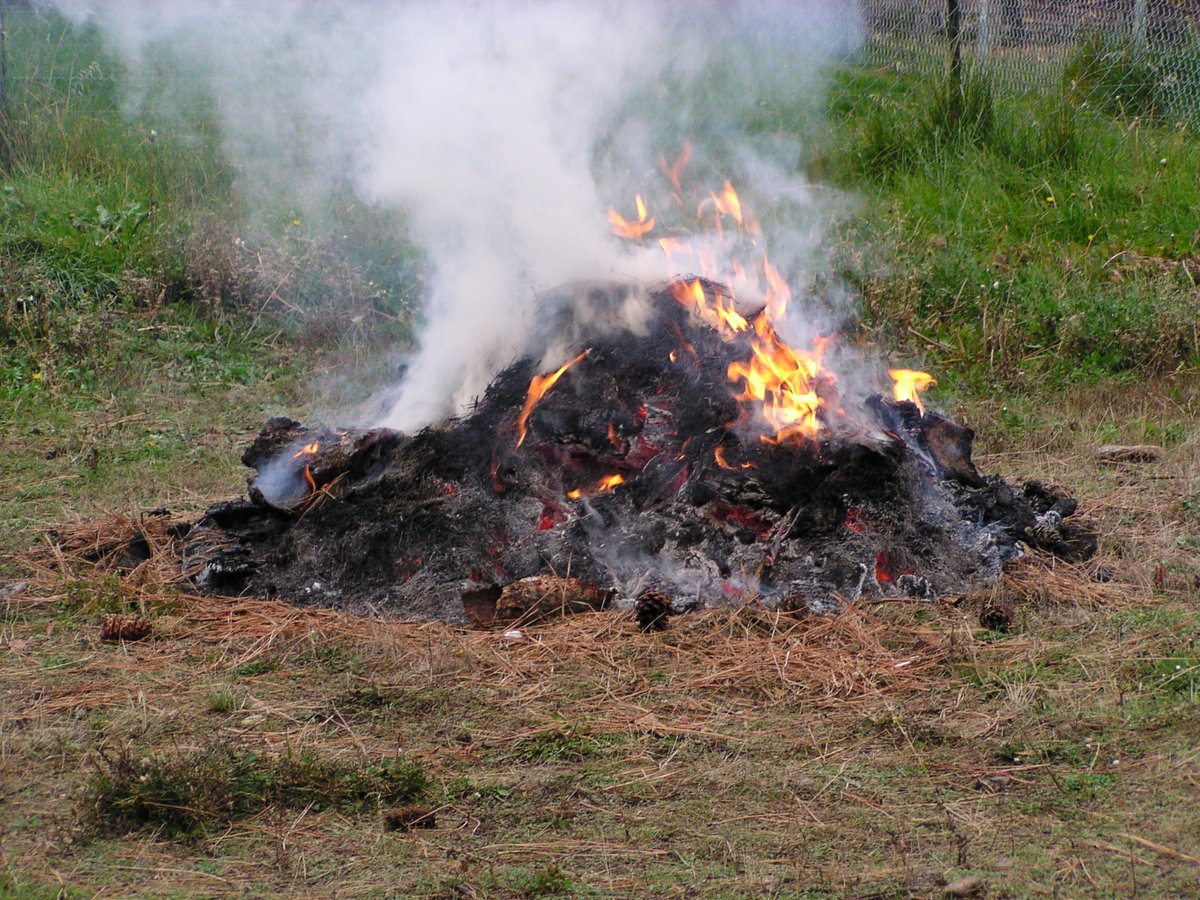 CSaanichFire's tweet photo. Just a reminder that the burning season here in @CSaanich ends on May 15. Please make sure you check the #ventingindex prior to starting your fire. #burnclean #CSaan https://t.co/0Wx4fpmYuY