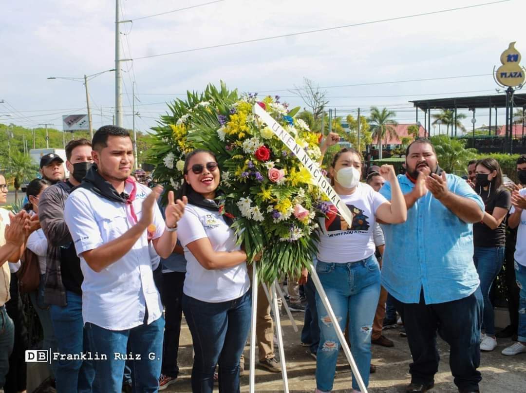 ZenzontleG's tweet photo. #Nicaragua | Juventud realizó serenata de Música Revolucionaria y colocación de ofrendas florales en Homenaje al Natalicio del Héroe Nacional Rigoberto López Pérez. ✊🏻🇳🇮🔴⚫

#VictoriaDeLaPaz
#2022EsperanzasVictoriosas https://t.co/vlP0nq6gHs