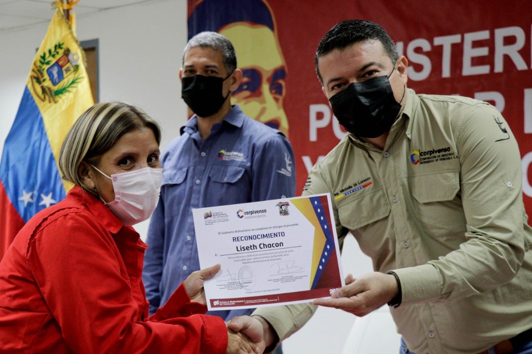 MichelleDVzla's tweet image. La actividad fue propicia para también reconocer a los profesionales de Corpivensa que se sumaron a este proyecto, en calidad de facilitadores y/o apoyos institucionales, logrando llevar a todas las estudiantes hasta su  meta.

#VenezuelaInnova