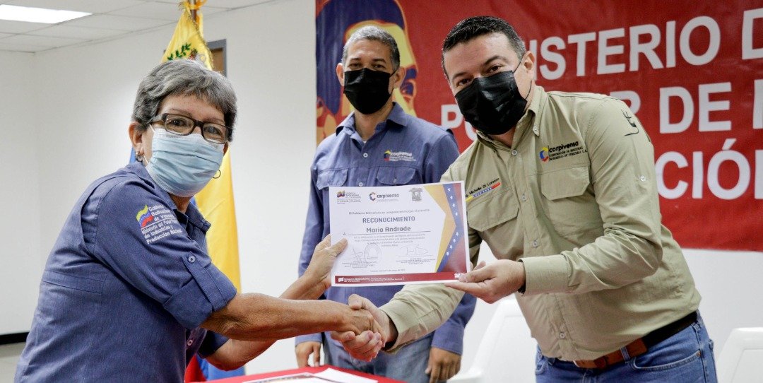 MichelleDVzla's tweet image. La actividad fue propicia para también reconocer a los profesionales de Corpivensa que se sumaron a este proyecto, en calidad de facilitadores y/o apoyos institucionales, logrando llevar a todas las estudiantes hasta su  meta.

#VenezuelaInnova