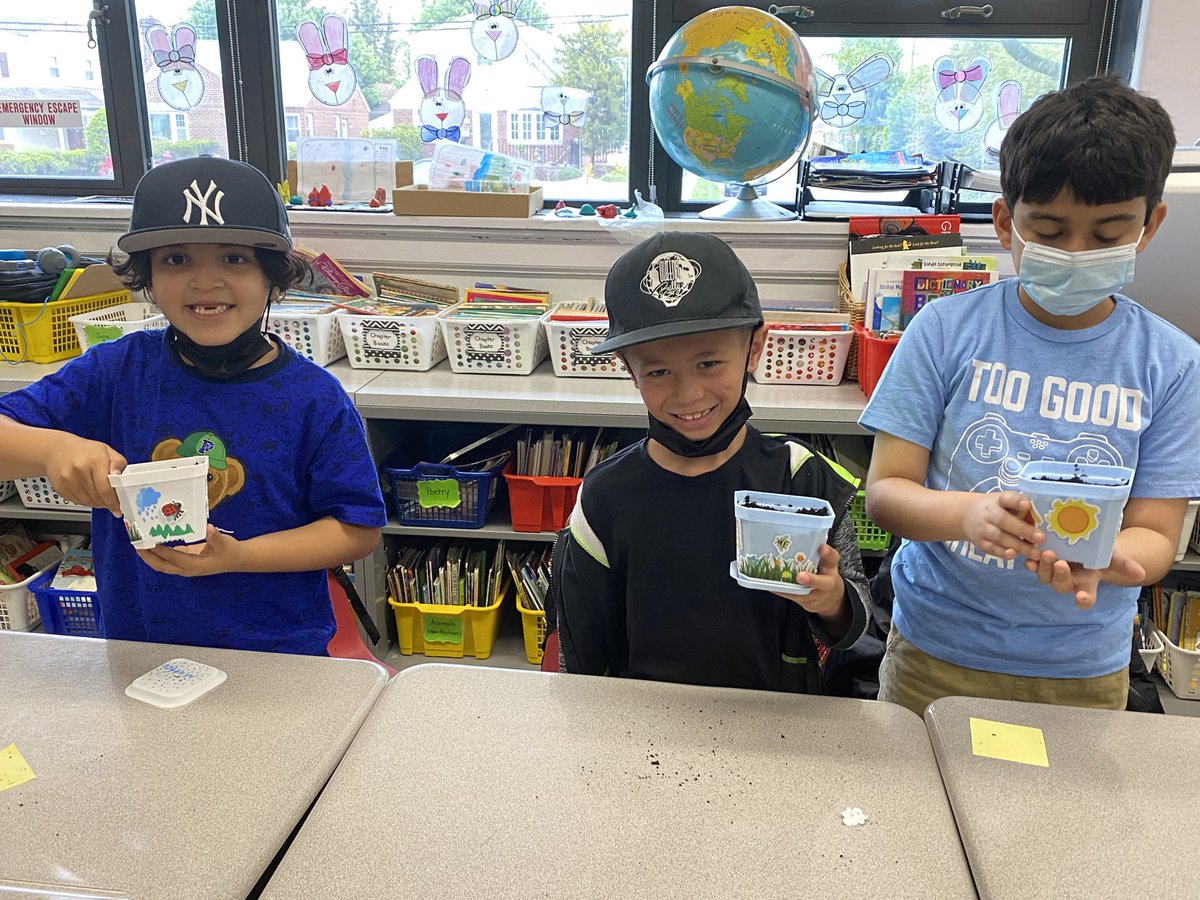 CarrieCullen5's tweet photo. Thank you to our class parents for coming in and doing this adorable planting craft with our class! 🌻 https://t.co/VaCRIlM4Vb