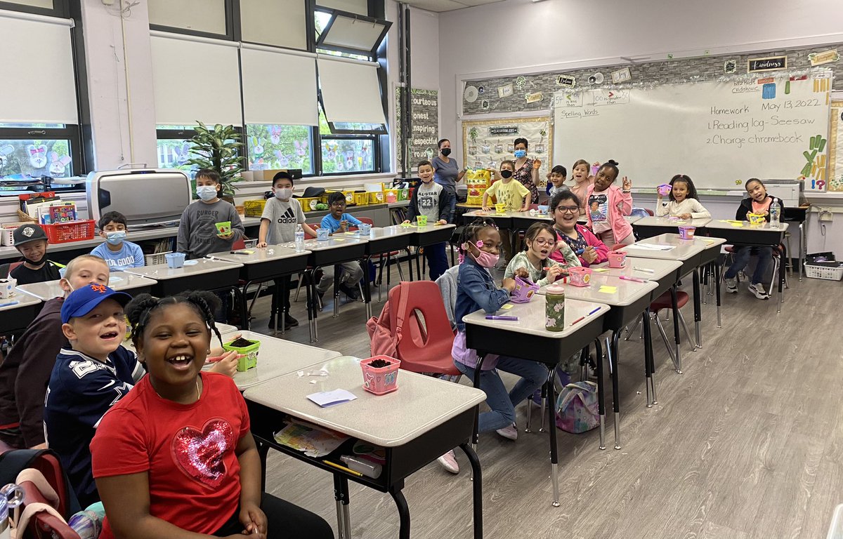 CarrieCullen5's tweet photo. Thank you to our class parents for coming in and doing this adorable planting craft with our class! 🌻 https://t.co/VaCRIlM4Vb