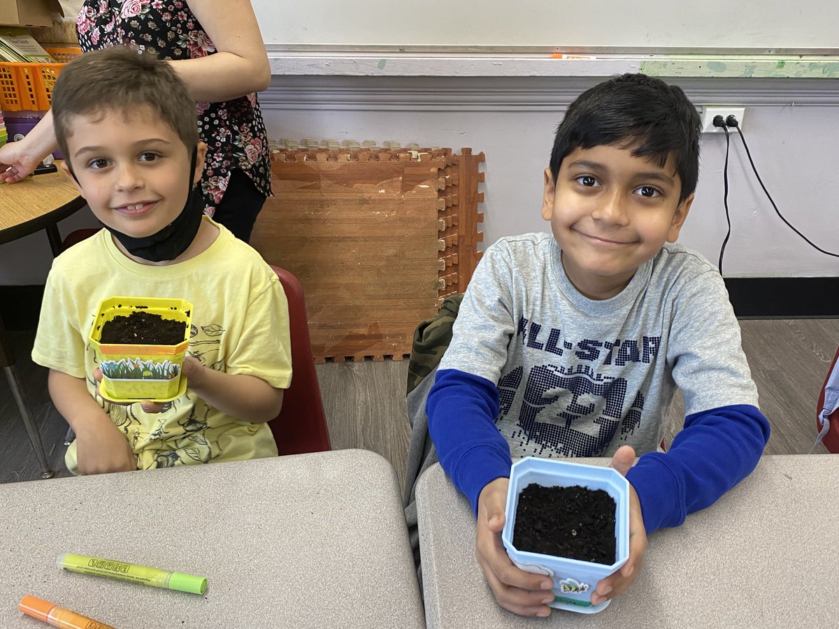 CarrieCullen5's tweet photo. Thank you to our class parents for coming in and doing this adorable planting craft with our class! 🌻 https://t.co/VaCRIlM4Vb