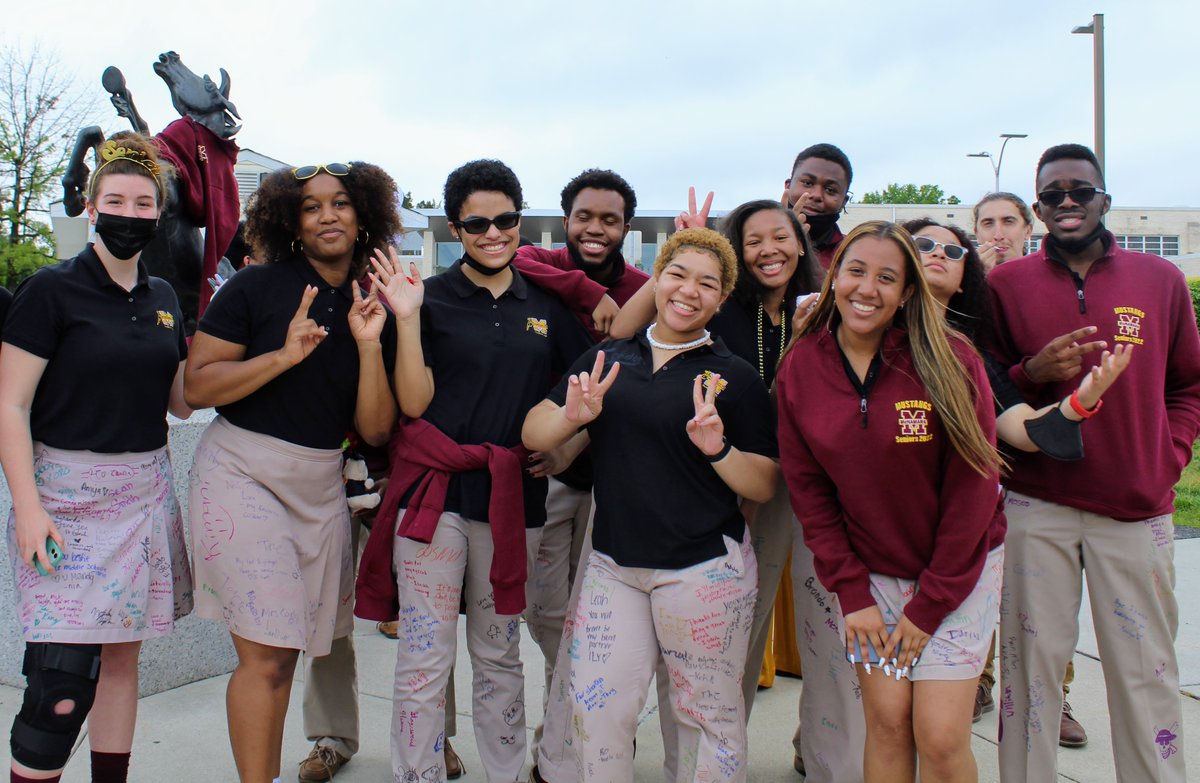 BMHSMustangs's tweet image. Congratulations, Mustang Class of 2022! We hope you enjoyed your last day as #BMHS students!!! #lastday #graduationtime #bmhspride