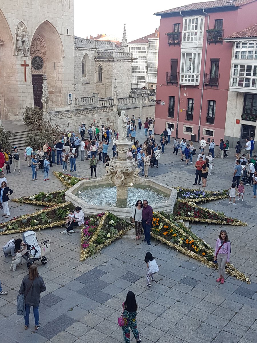 rodrigo_saiz_ga's tweet photo. A veces #Burgos llega a ser sublime Concurren la feria d las flores,con una temperatura excelente y con las calles llenas de gente.
Un paseo estos días x la ciudad es un regalo para la vista
#Slowcities
#Burgos
#Spain
#VisitSpain
European way of live
#Walkingcities
#OldCastille https://t.co/wPC5OEc44n