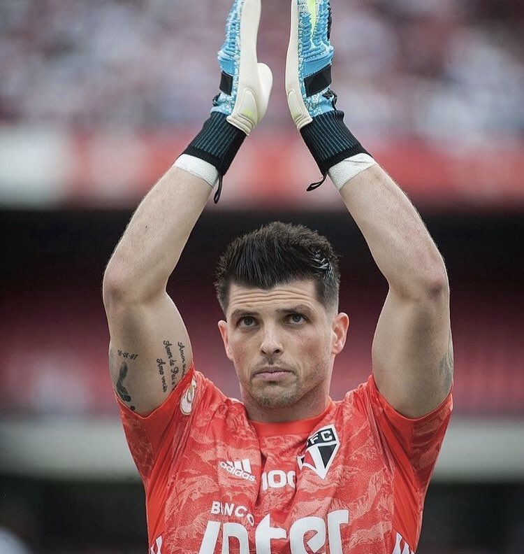 AlvinegroDiario's tweet photo. Com o provável retorno de Tiago Volpi para o futebol mexicano, Figueirense terá direito aproximadamente a R$180 mil pelo mecanismo de solidariedade da FIFA. Pelo goleiro ter passado pelo clube entre os 21 a 23 anos de idade, o valor totaliza 1,5% da transferência (R$12 milhões). https://t.co/F7ZBlcnk7V