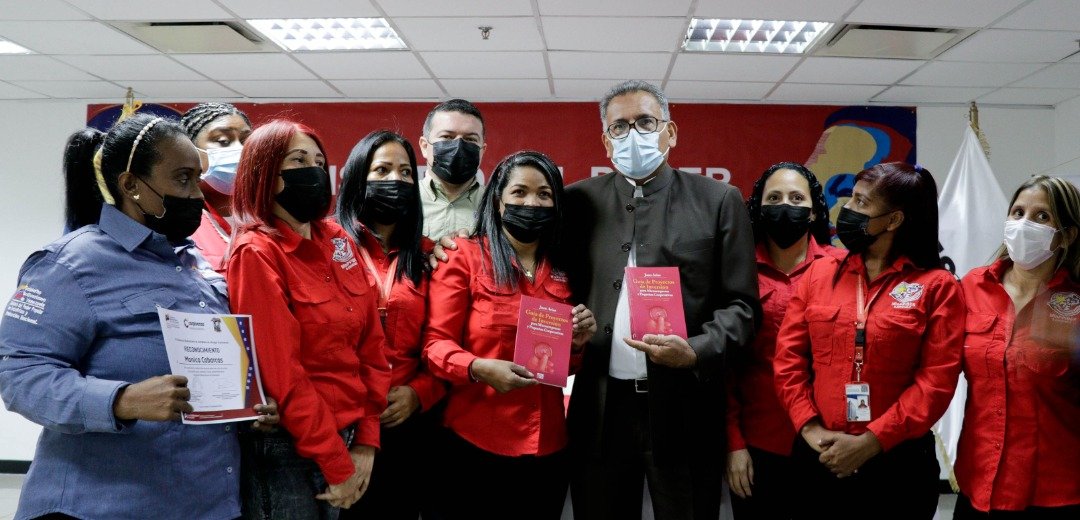 MichelleDVzla's tweet image. La actividad fue propicia para también reconocer a los profesionales de Corpivensa que se sumaron a este proyecto, en calidad de facilitadores y/o apoyos institucionales, logrando llevar a todas las estudiantes hasta su  meta.

#VenezuelaInnova