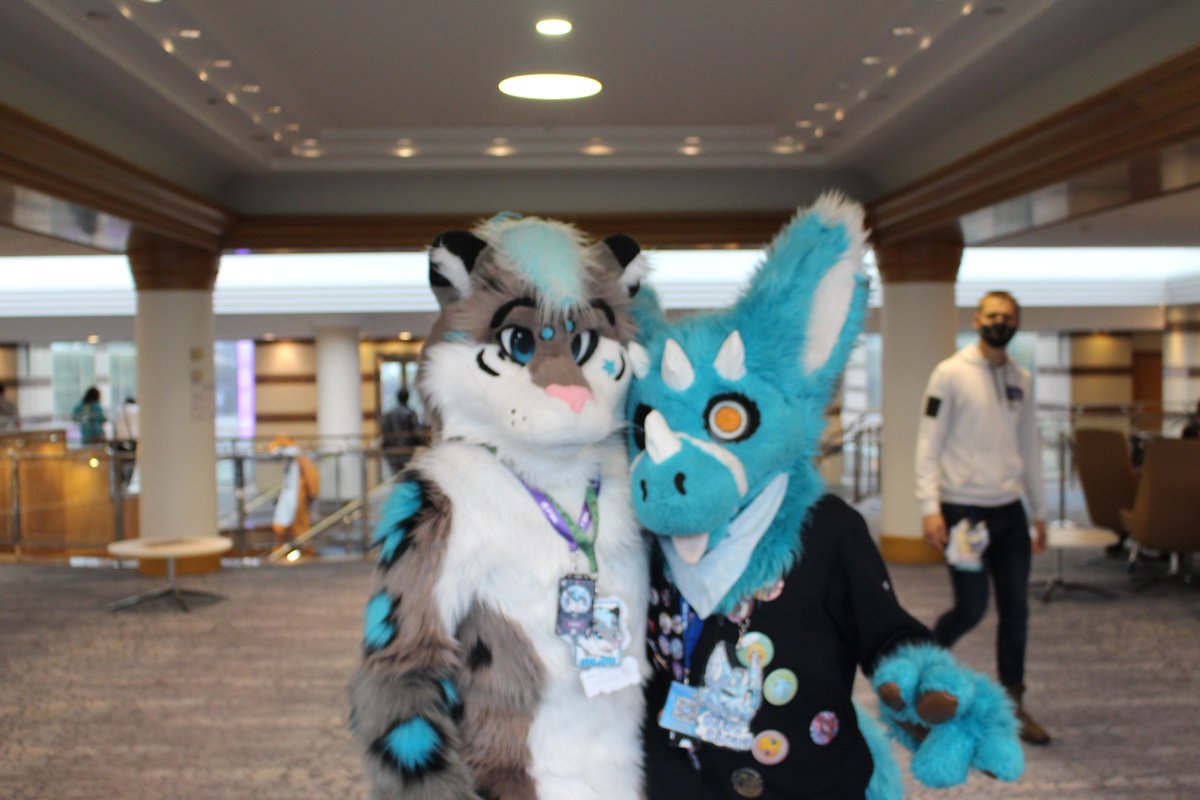 BlueClo37375638's tweet photo. Souvenirs de la #FBL9 avec @Silou_Atien happy #fursuitfriday 📸: photobox de la FBL #fursuit #angeldragon #FBL2021 #snowleopardfurry https://t.co/DIPZCccJ0m