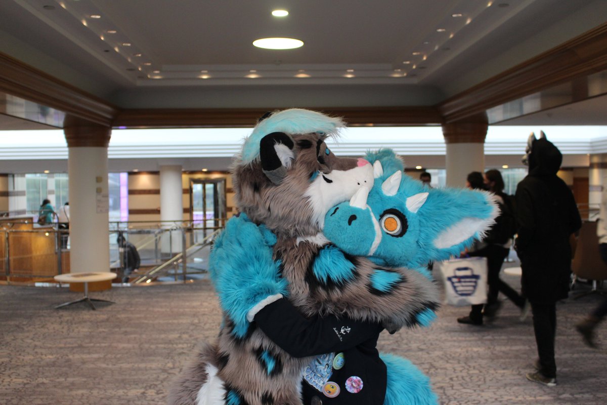 BlueClo37375638's tweet photo. Souvenirs de la #FBL9 avec @Silou_Atien happy #fursuitfriday 📸: photobox de la FBL #fursuit #angeldragon #FBL2021 #snowleopardfurry https://t.co/DIPZCccJ0m