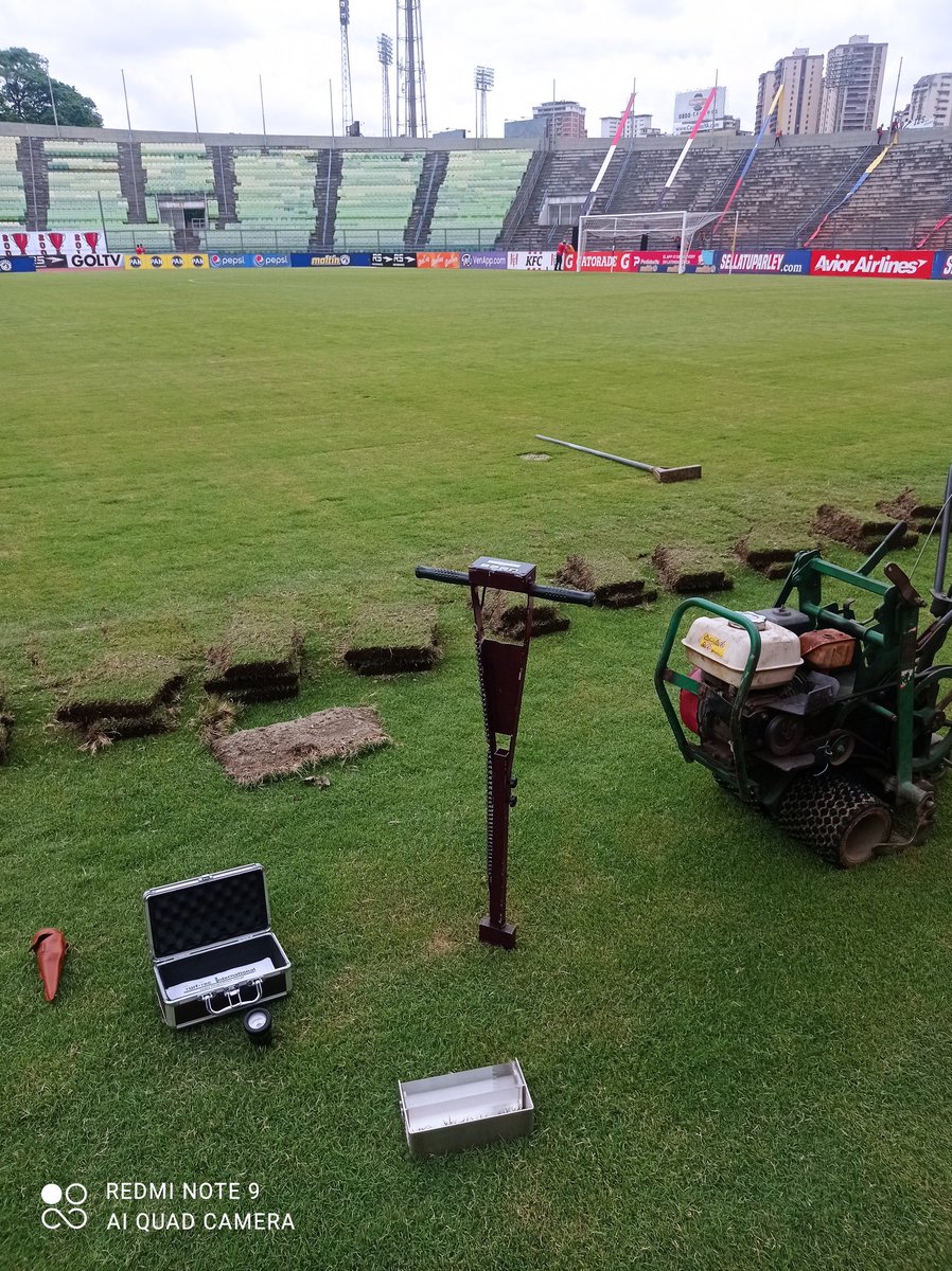 laureanova's tweet photo. Se viene el partido @Caracas_FC @MinerosGuayana @LigaFUTVE nuestros utensilios de trabajo on the pitch. #turfgrassmanagement #headgroundskeeper #superintendentlife #olimpicoucv #LigaFUTVE https://t.co/rdi6MJlBwT
