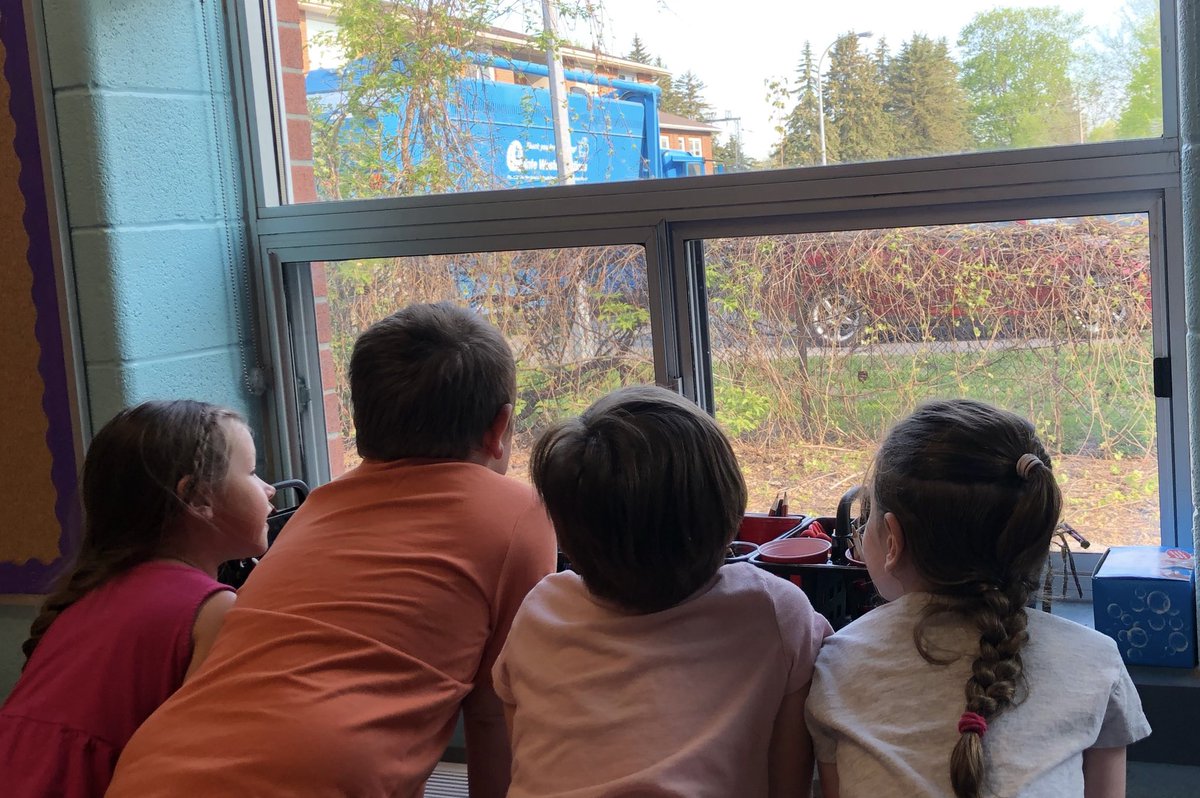 missblacksclass's tweet photo. @missblacksclass keeps meaning to tell @QuinteRecycles how much we love watching you on Thursday mornings! #thankyou We have learned so much watching you work ♻️ #neverendinginquiry @EcoEcolesCAN @alcdsb_stmt @alcdsb #communitypartners @ALCDSB_Kinder #windowseats #frontrow https://t.co/KF5aN7KlZ4