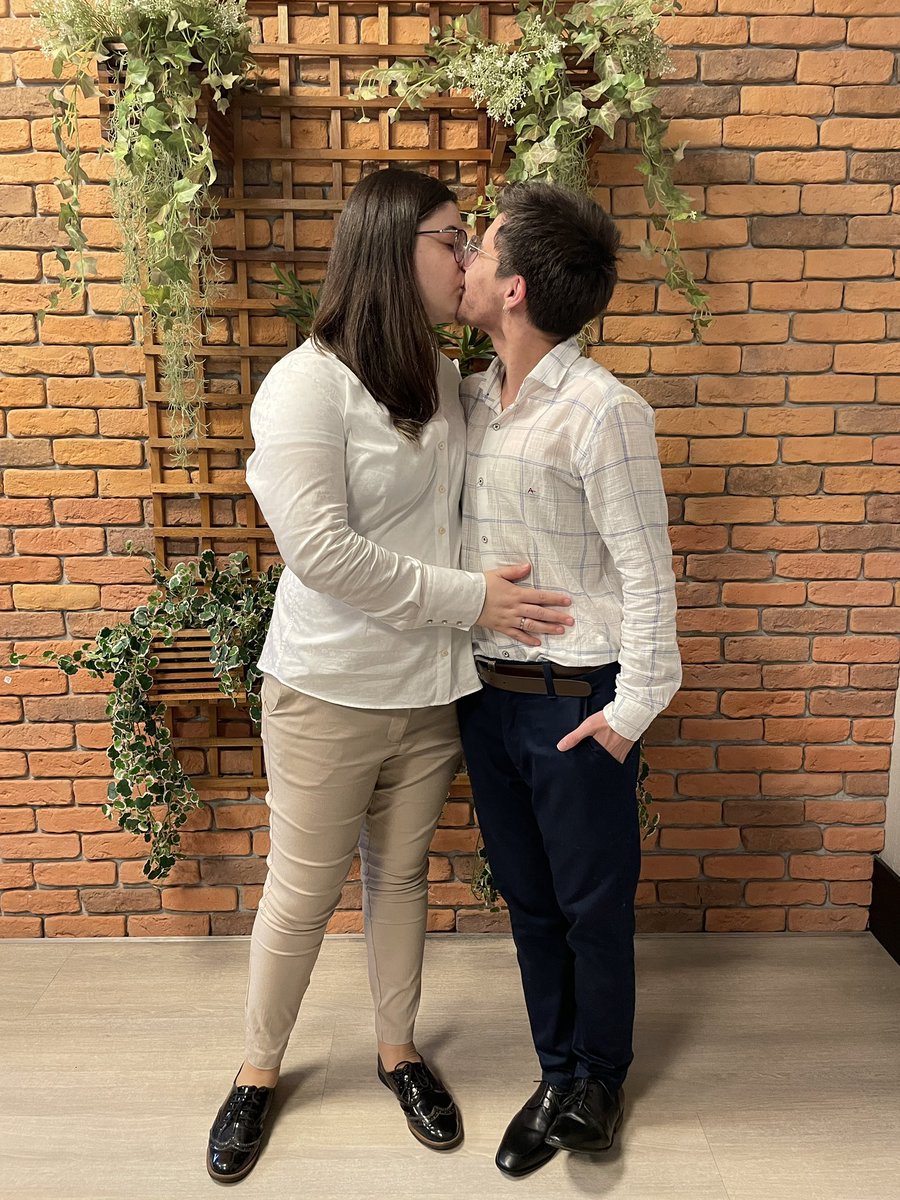 benjenheiro's tweet photo. gente eu casei com o amor da minha vida

com a razão do meu sorriso 

7 anos juntos e todo dia eu me apaixono mais, e fico nervoso quando ela segura minha mão

eu sou sortudo demais pq ela me ama de volta
e é minha melhor amiga 
e é minha crush

E A GENTE CASOU!!!! https://t.co/ho5nQLpoh0