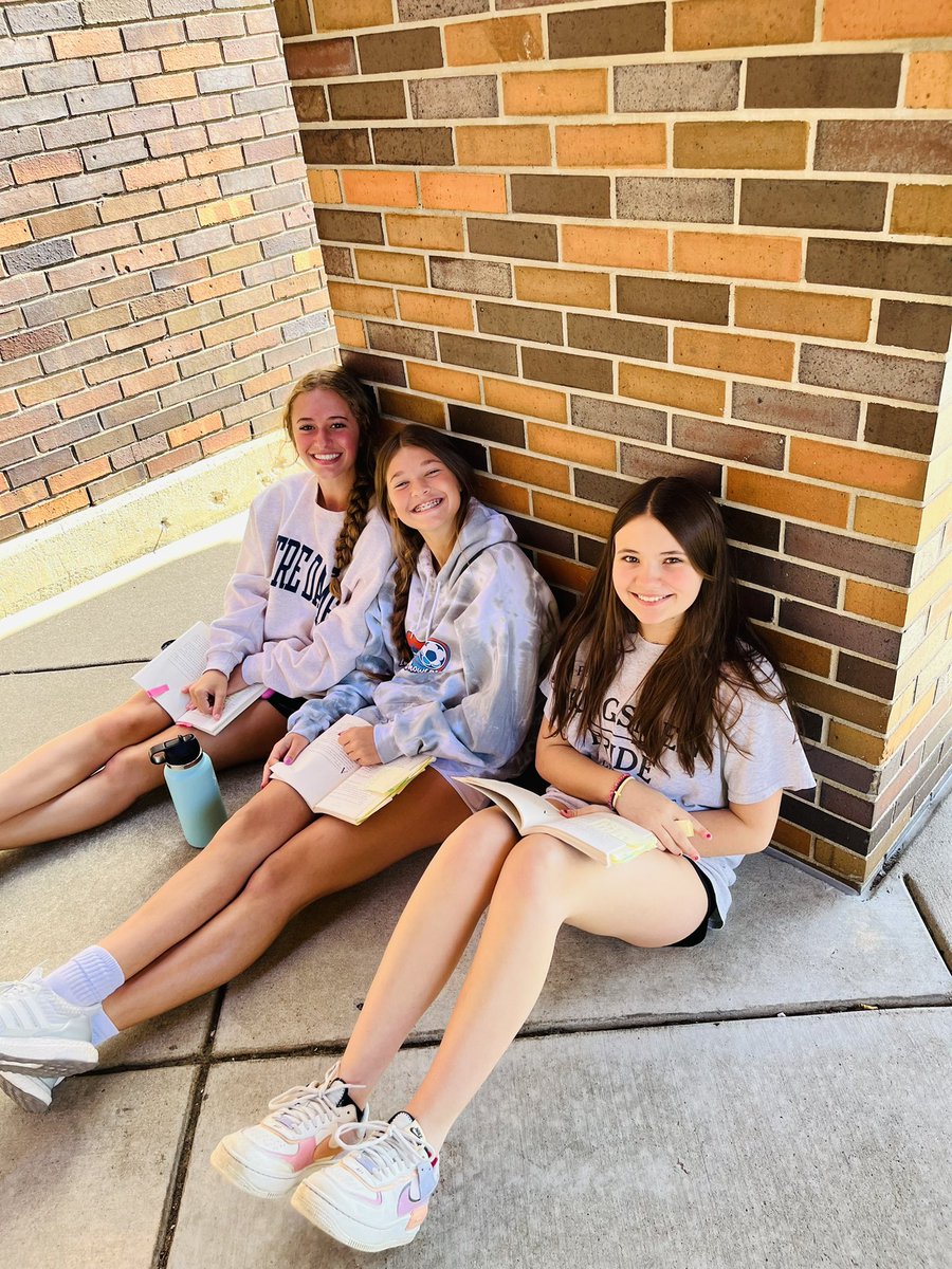 _maddieschmidt's tweet photo. Took advantage of the weather today and read our novel outside ☺️☀️ @SMSSpartanPride #PHMExcellence https://t.co/1IsdvoUPwy