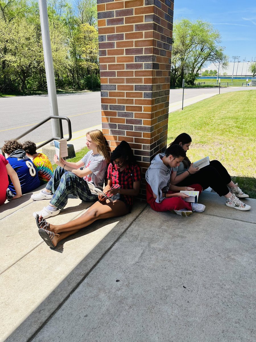 _maddieschmidt's tweet photo. Took advantage of the weather today and read our novel outside ☺️☀️ @SMSSpartanPride #PHMExcellence https://t.co/1IsdvoUPwy