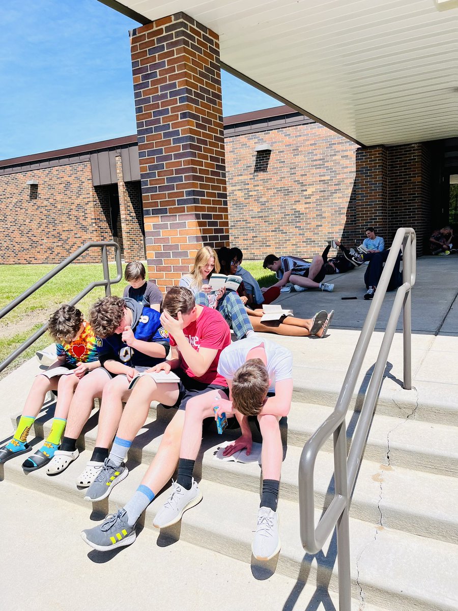 Took advantage of the weather today and read our novel outside ☺️☀️ @SMSSpartanPride #PHMExcellence