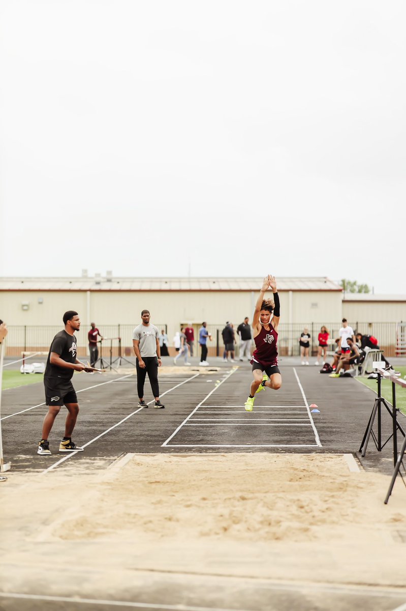 JakariDillard's tweet photo. This man @Gchamp2303  MISSION COMPLETE ✊🏾 Never thought what I did years ago would motivate a kid so much he would become a state champ and have a top 5 jump in the nation 🐐 https://t.co/Q88xbg2Kmu