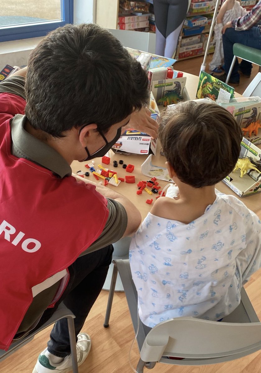 PRODEAN_org's tweet photo. En el Día Internacional del Niño Hospitalizado, va por esos pequeños grandes valientes #diadelniñohospitalizado #infanciahospitalizada #voluntariado #prodean @HospitalUVRocio https://t.co/bNeXUTPyaD