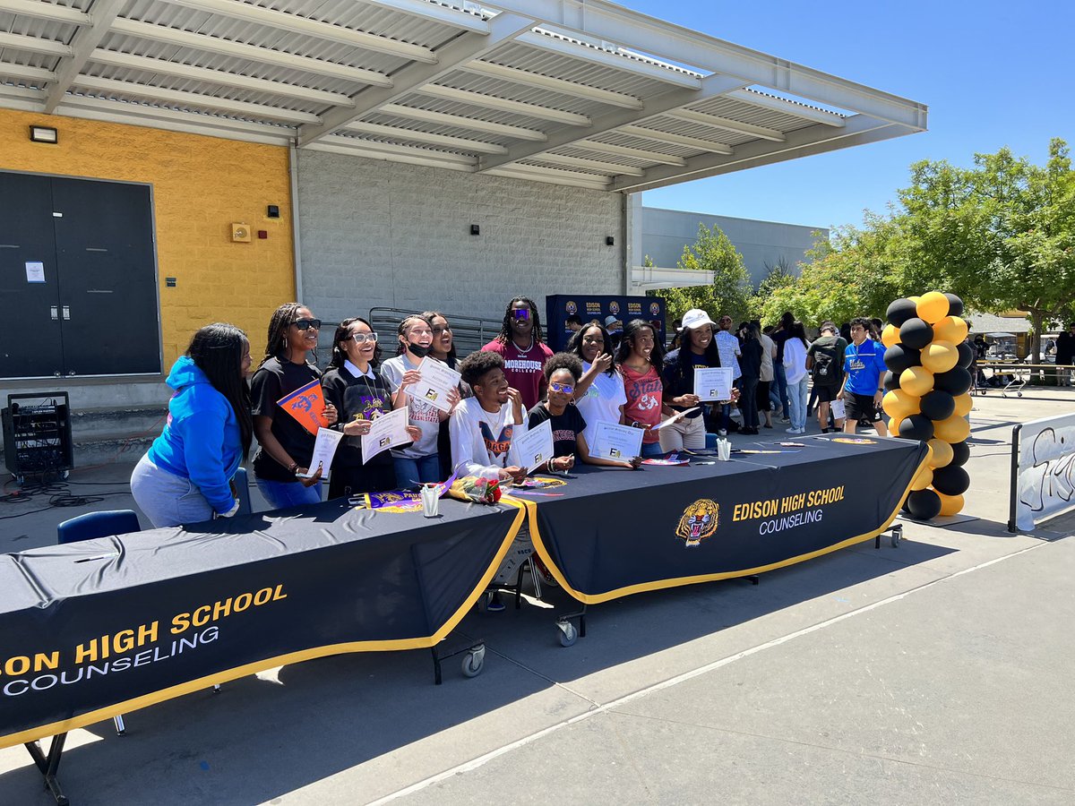ehs_counselors's tweet photo. Congratulations Class of 2022!! Another Senior Signing Day in the books! https://t.co/DtsOOB07uH