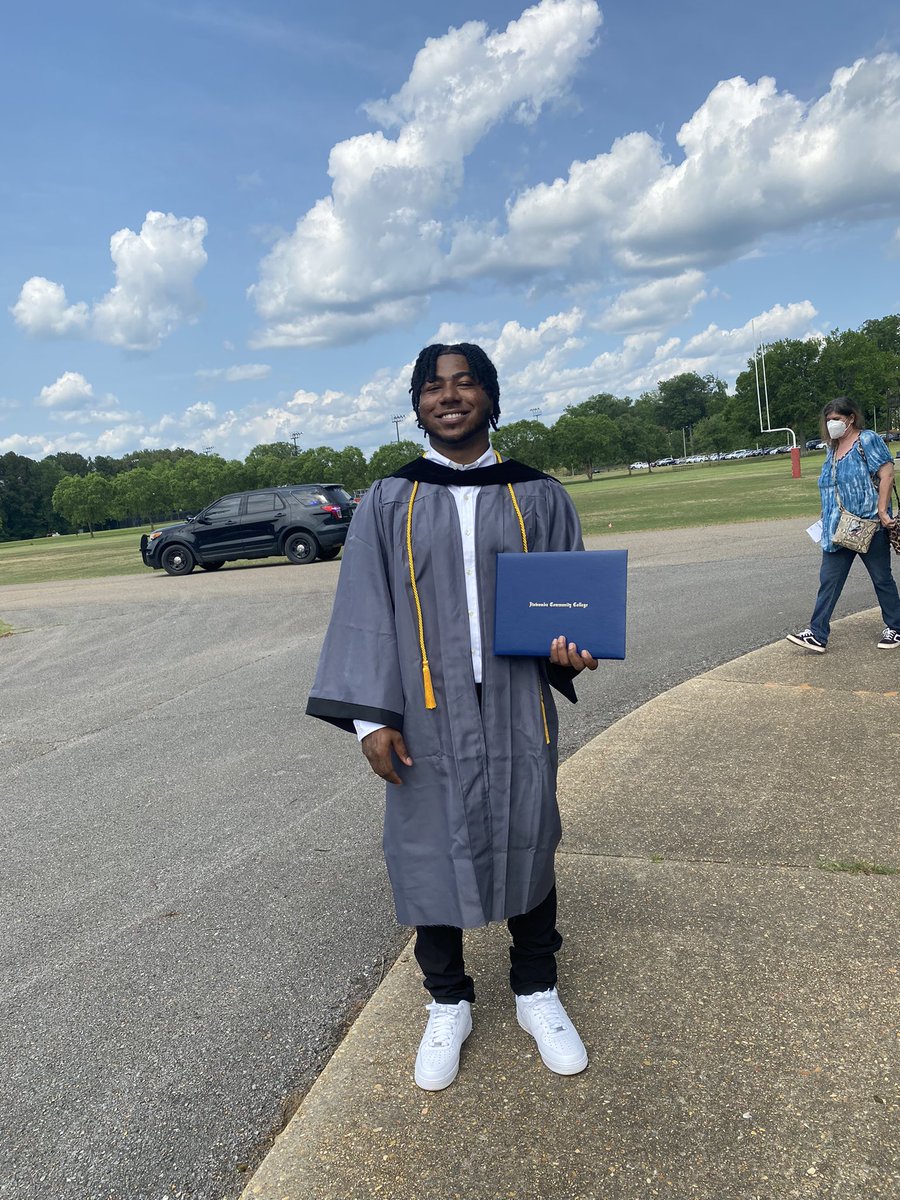 3Braylen's tweet photo. Associates “with HONORS” ✅. #LLJAY #ICCAlumni🔵🔴 https://t.co/cK6FkSrH12
