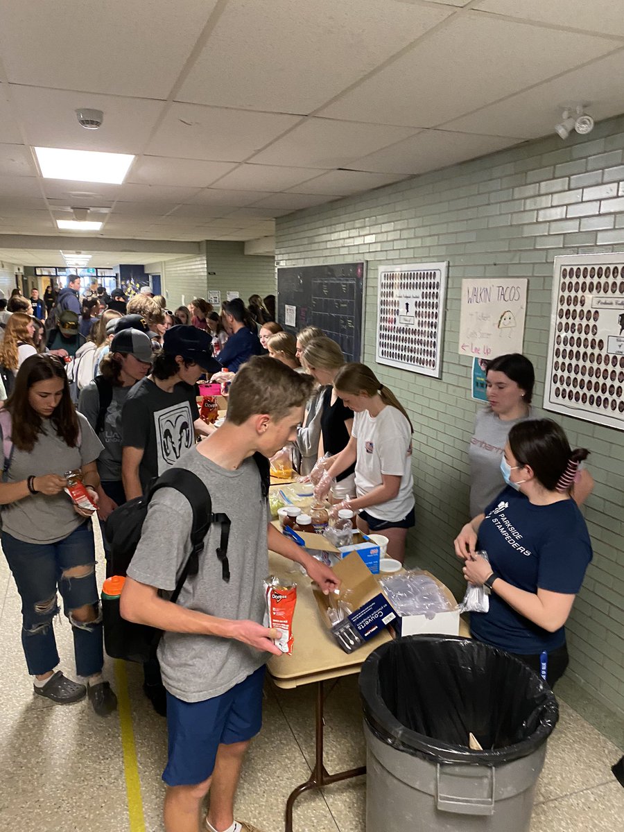 Pierogies, hot dogs, walking tacos, pizza, sliders, Mac’n’cheese, chili, ice cream, freezies, baked goods, Cinnabons… so much variety of food to buy at Foodtopia today! Clubs and teams prepared their food to sell to students